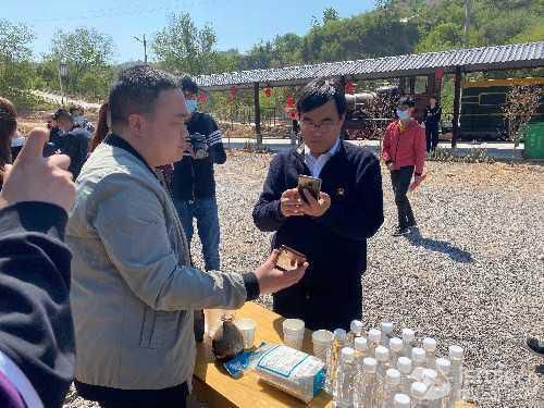 ���T�{�к��I�^(q��)�������_չ���M��ؚ���