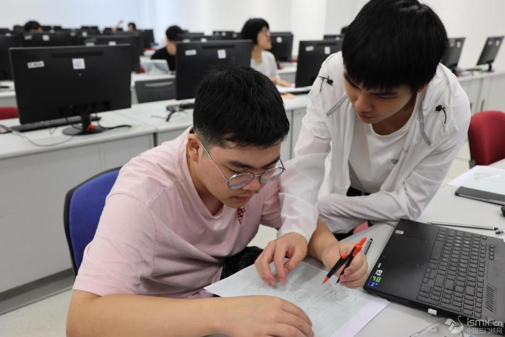 4��14�����ڏB�T��W(xu��)�R��������У��Դ�c�����W(xu��)Ժ�����ƈD�n����ͬ�W(xu��)������ӑՓ�n�����I(y��)����������?q��ng)?b��o)ӛ�� ���� �z��